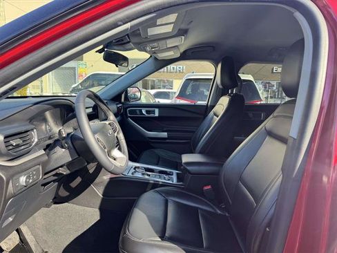 Used 2022 Ford Explorer XLT w/ Equipment Group 202A image 18