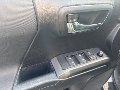 Used 2020 Toyota Tacoma TRD Sport image 17