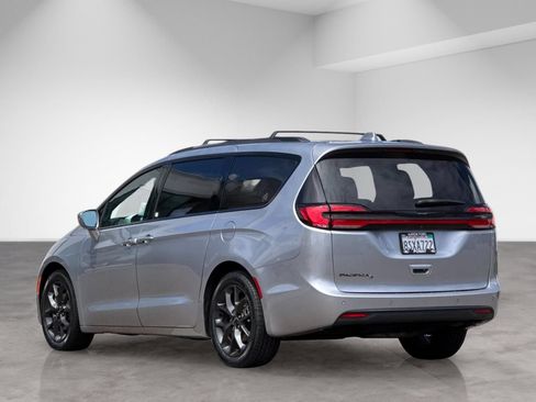 Used 2021 Chrysler Pacifica Touring w/ S Appearance Package FWD image 4