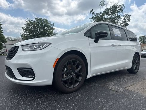 Used 2025 Chrysler Pacifica Limited FWD image 4