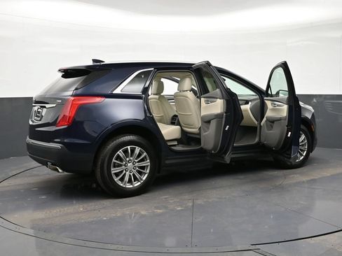 Used 2017 Cadillac XT5 Luxury w/ Driver Awareness Package AWD/4WD image 33