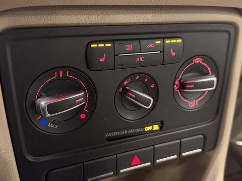 Used 2014 Volkswagen Beetle TDI image 7