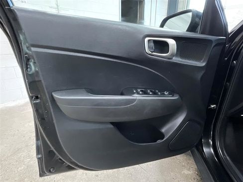 Used 2021 Hyundai Venue SE image 10