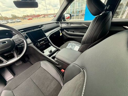 New 2025 Jeep Grand Cherokee L Altitude AWD/4WD image 13