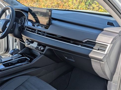 New 2025 Mitsubishi Outlander SE image 25