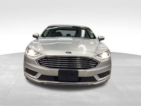 Used 2017 Ford Fusion SE w/ Fusion SE Technology Package FWD image 3