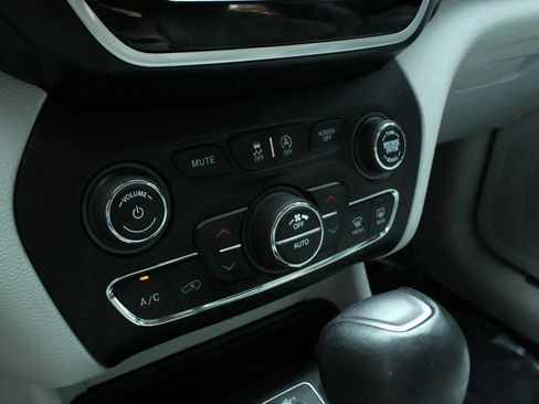 Used 2020 Jeep Cherokee Limited FWD image 42