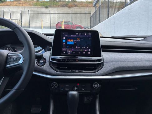 Used 2025 Jeep Compass Latitude image 17