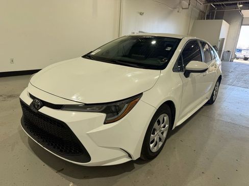 Used 2022 Toyota Corolla LE image 3
