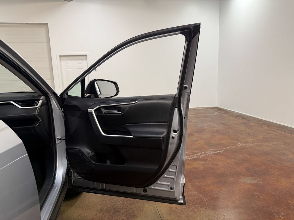Used 2025 Toyota RAV4 XLE AWD/4WD image 61