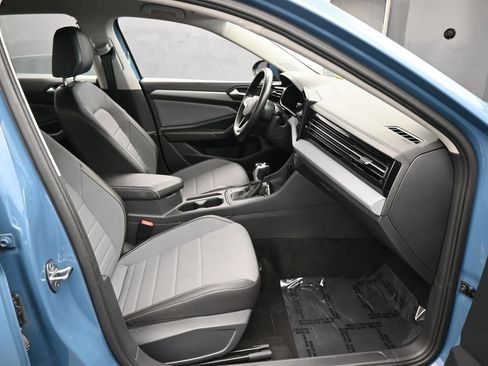 Used 2025 Volkswagen Jetta SE FWD image 39