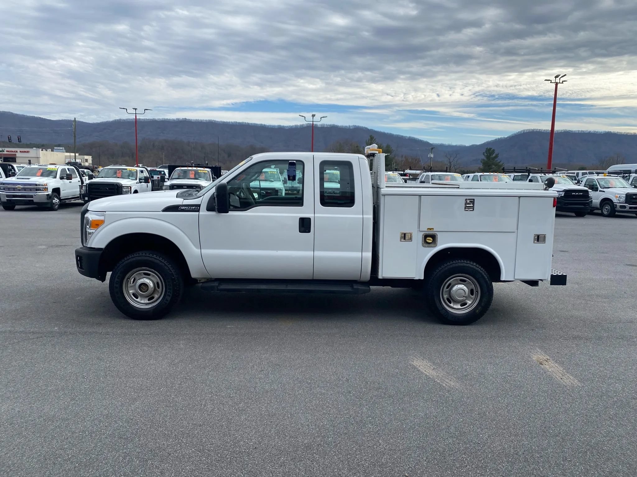 Used 2012 Ford F250 XL w/ Camper Pkg AWD/4WD image 5