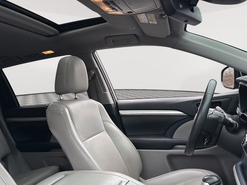 Used 2019 Toyota Highlander XLE image 14