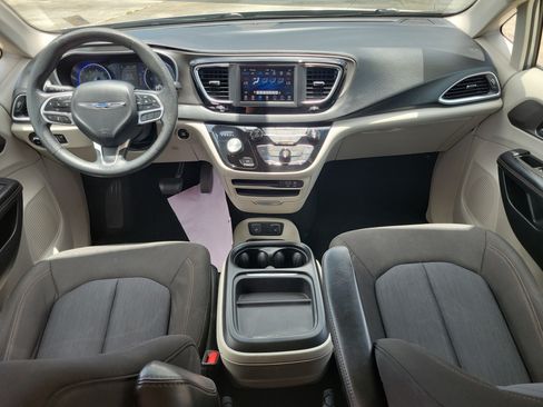 Used 2020 Chrysler Pacifica Touring FWD image 10