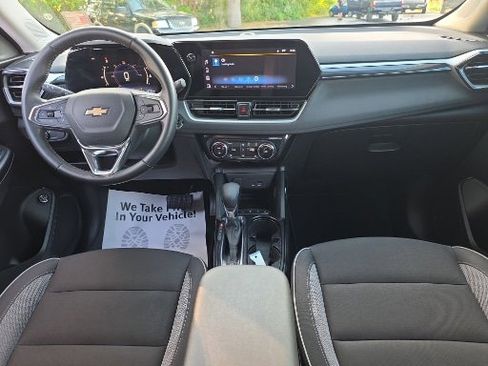 Used 2024 Chevrolet TrailBlazer LT w/ Convenience Package FWD image 2