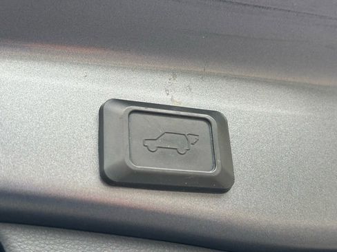 Used 2020 Toyota RAV4 XLE Premium image 31