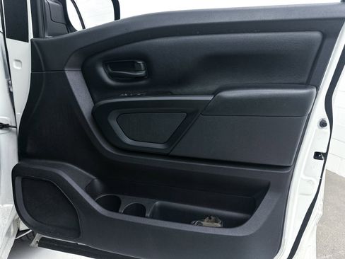 Used 2019 Nissan Titan S image 27