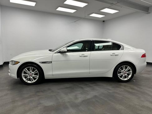 Used 2018 Jaguar XE Premium image 3