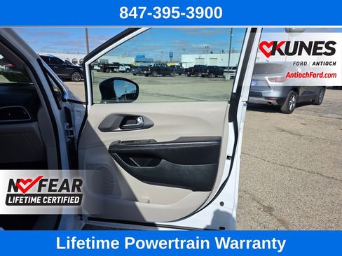 Used 2024 Chrysler Pacifica Touring-L image 35