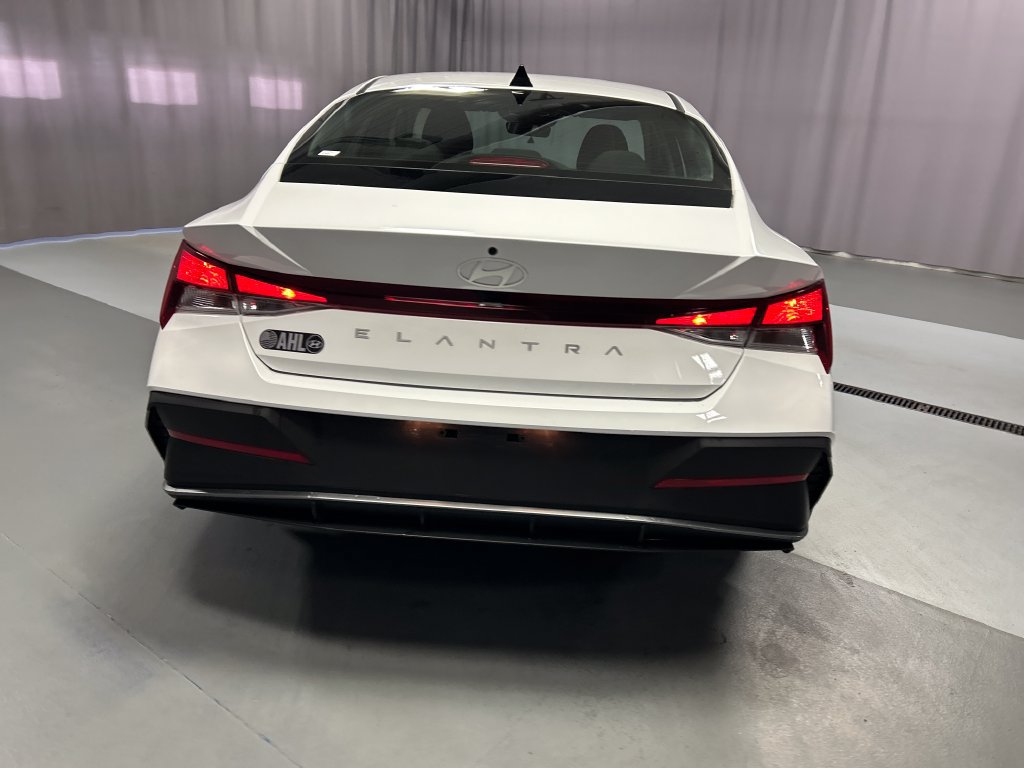 Used 2025 Hyundai Elantra SE FWD image 6