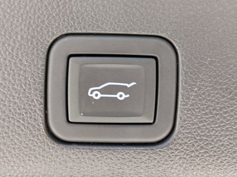Used 2024 GMC Yukon SLT w/ SLT Luxury Package RWD image 14