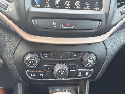 Used 2016 Jeep Cherokee Latitude w/ Safety/Convenience Group AWD/4WD image 11