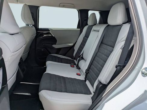 New 2026 Mitsubishi Outlander SE FWD image 15