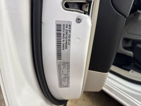 Used 2023 Chrysler Pacifica Limited FWD image 31