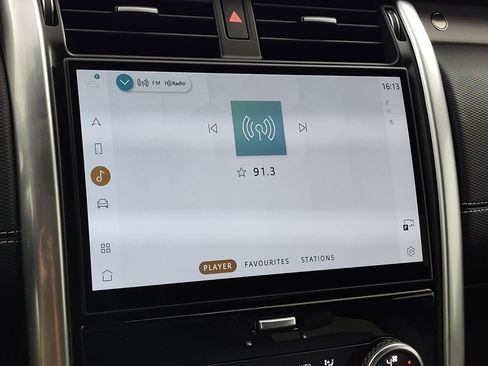 Used 2025 Land Rover Discovery Dynamic SE image 24