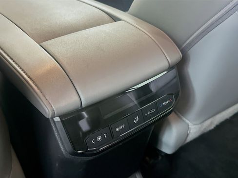 Used 2024 Toyota Highlander XLE image 28