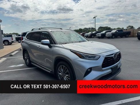 Used 2021 Toyota Highlander Platinum FWD image 2