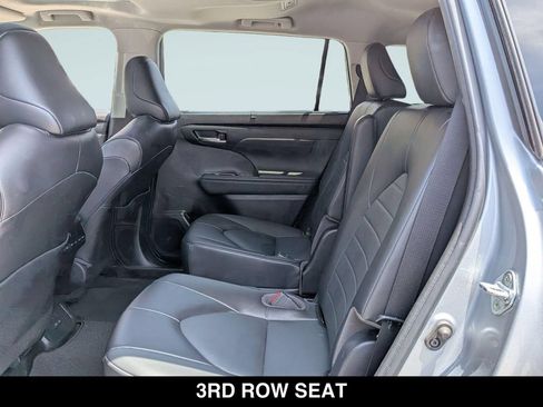 Used 2022 Toyota Highlander XLE AWD/4WD image 17