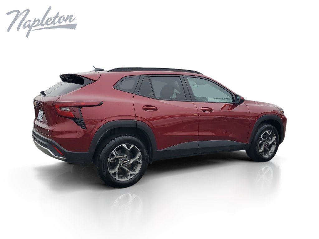 Used 2025 Chevrolet Trax LT FWD image 4
