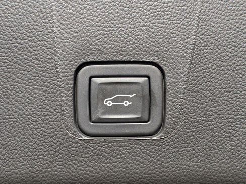 Used 2023 Chevrolet Traverse LT image 10