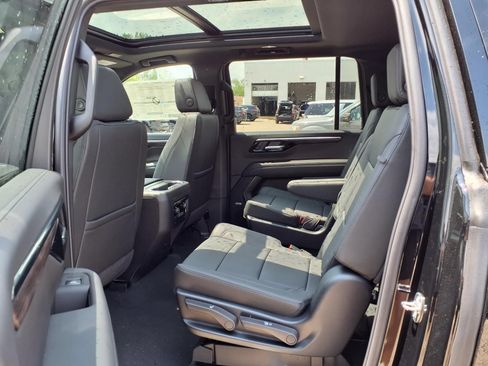 New 2026 Chevrolet Suburban Z71 w/ Comfort Package AWD/4WD image 9