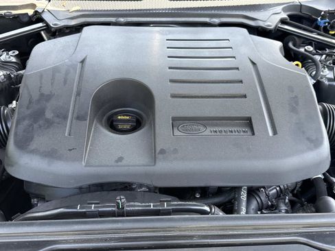 Used 2024 Land Rover Discovery Metropolitan Edition AWD/4WD image 13