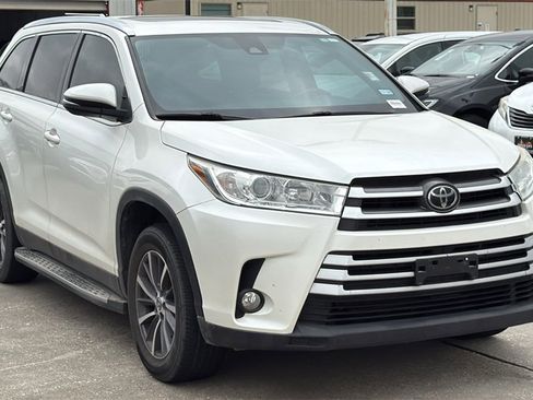Used 2019 Toyota Highlander XLE image 2