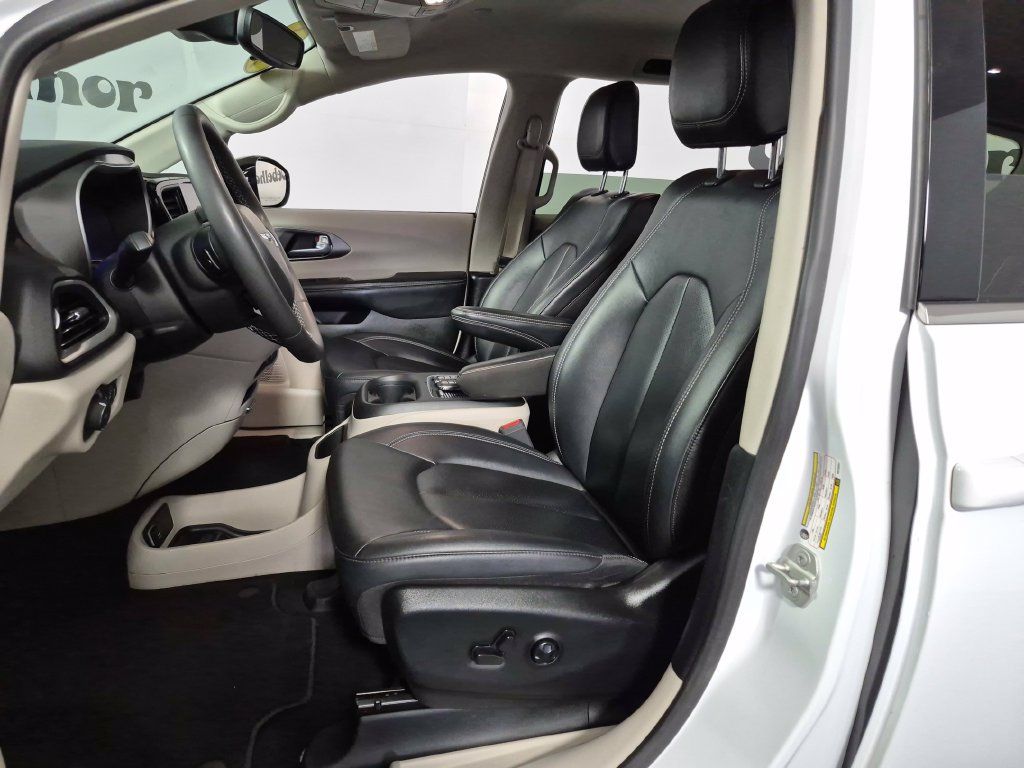 Used 2024 Chrysler Pacifica Touring-L FWD image 9