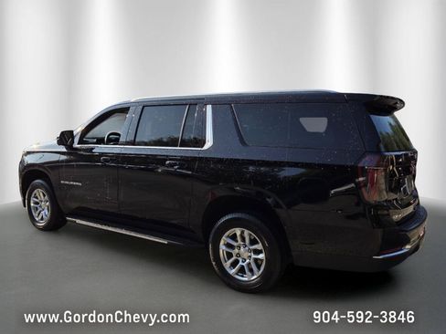 Used 2025 Chevrolet Suburban LT AWD/4WD image 3