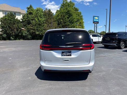 Used 2023 Chrysler Pacifica Touring-L AWD/4WD image 4