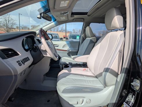 Used 2013 Toyota Sienna Limited w/ Premium Pkg image 12