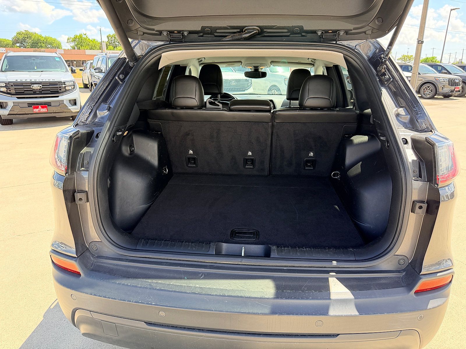 Used 2020 Jeep Cherokee Latitude Plus AWD/4WD image 17