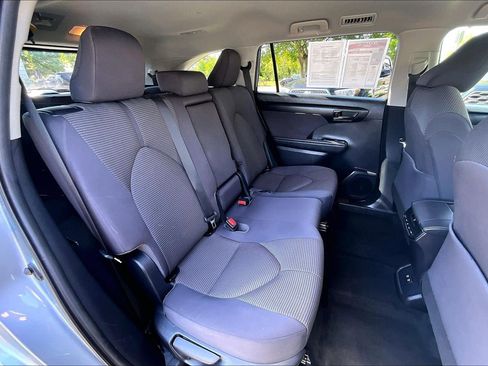 Used 2021 Toyota Highlander LE AWD/4WD image 25