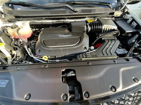 Used 2025 Chrysler Pacifica Limited image 37