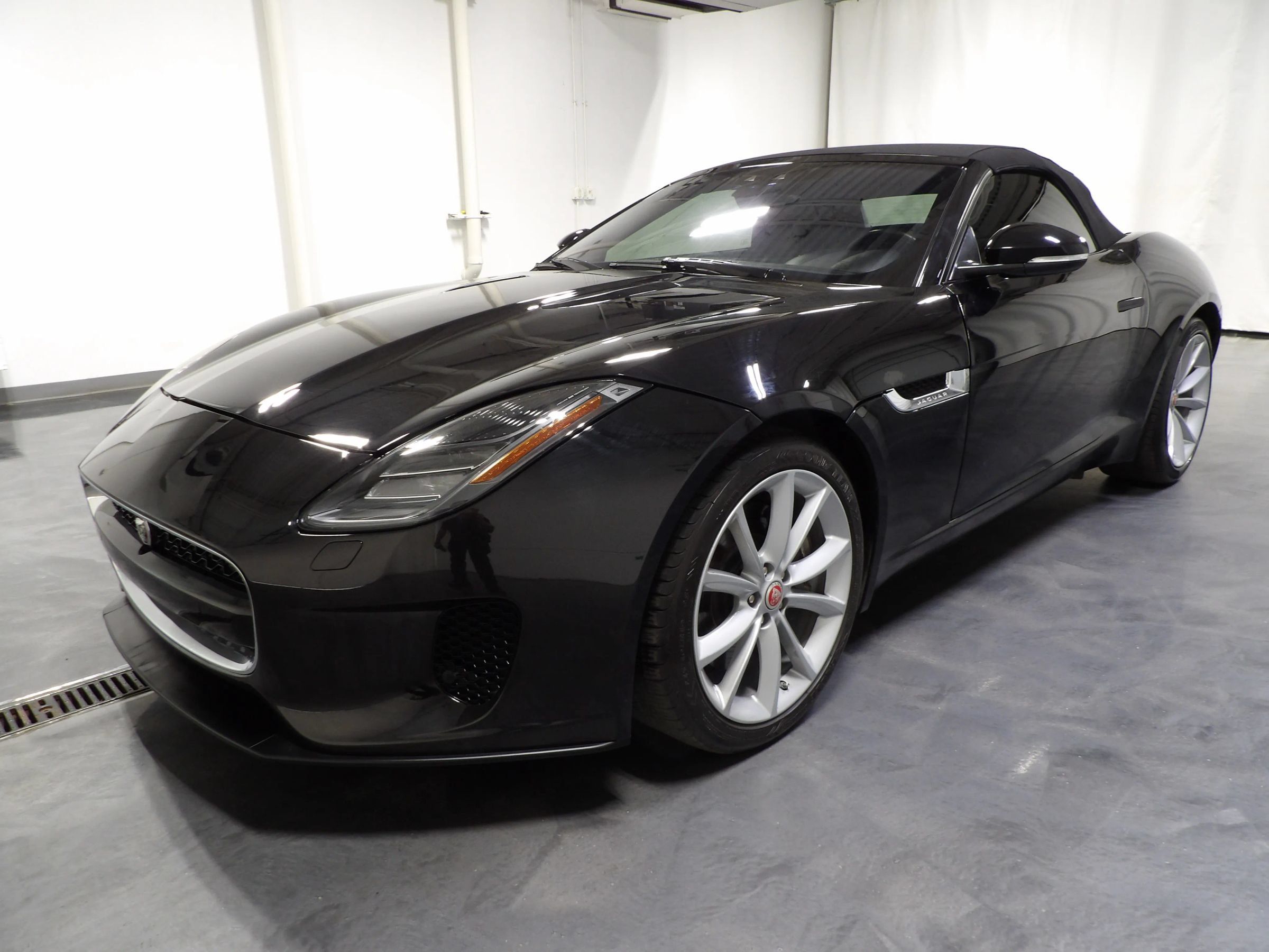 Used 2020 Jaguar F-TYPE Convertible RWD image 5