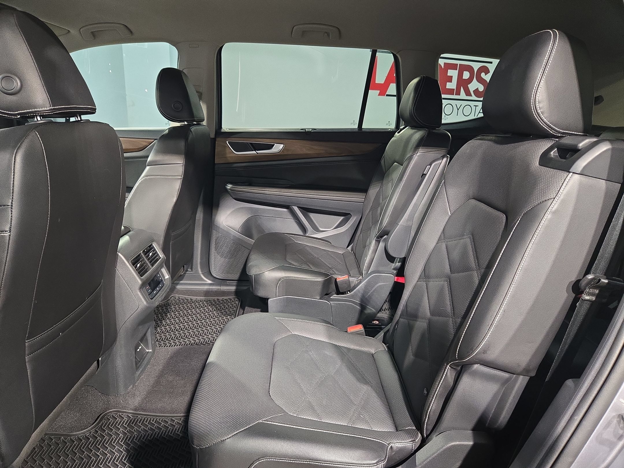 Used 2024 Volkswagen Atlas SE FWD image 35