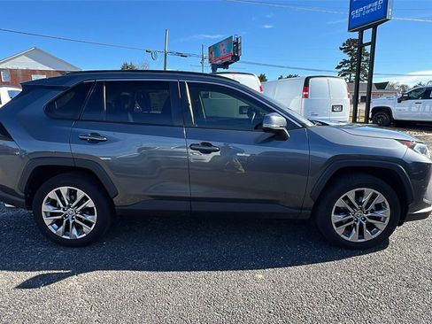 Used 2020 Toyota RAV4 XLE Premium image 4