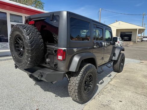 Used 2017 Jeep Wrangler Unlimited Rubicon w/ Connectivity Group AWD/4WD image 10