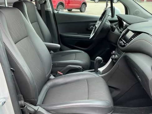 Used 2022 Chevrolet Trax LT w/ LT Convenience Package AWD/4WD image 11