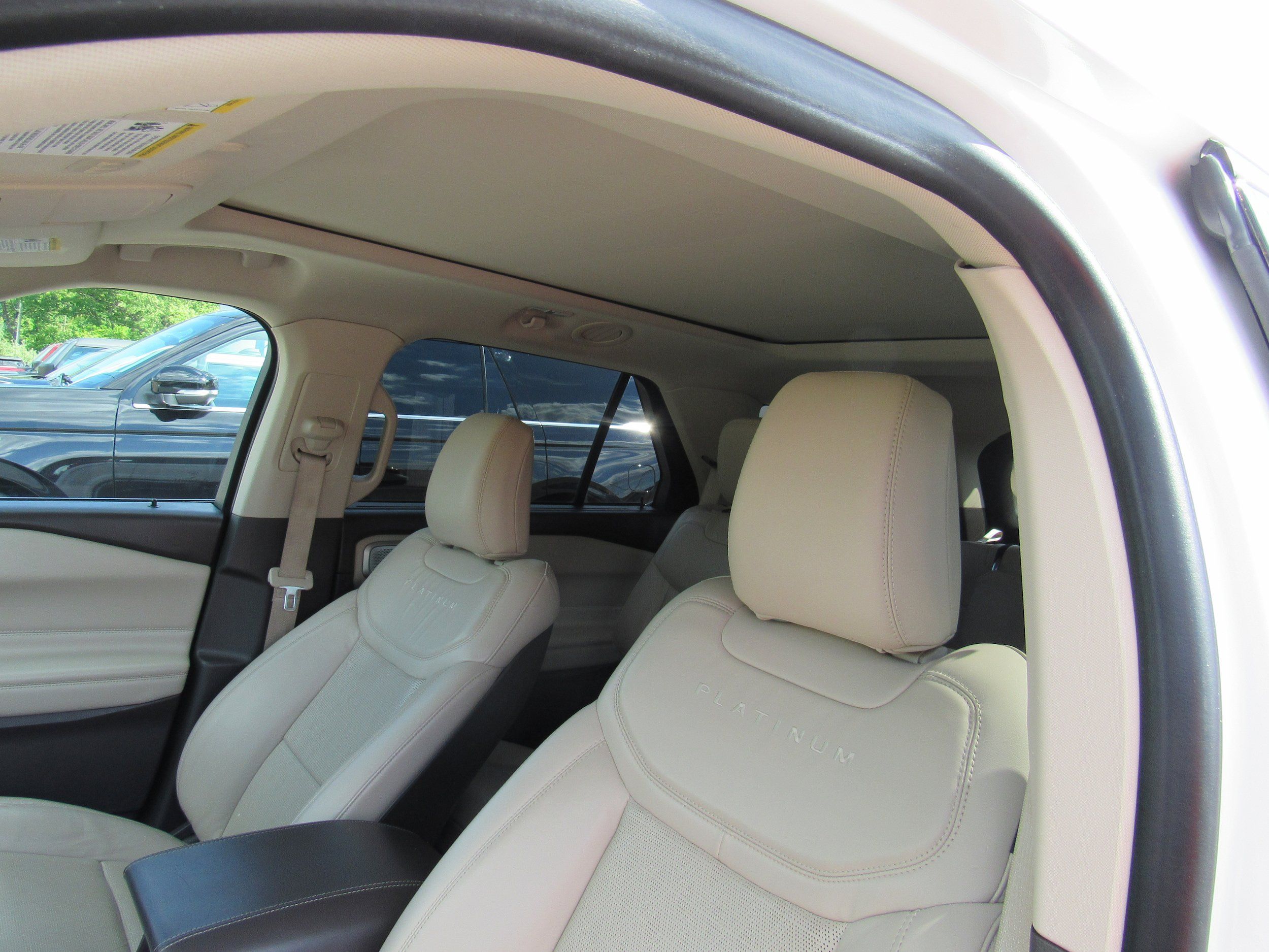 Used 2020 Ford Explorer Platinum w/ Premium Technology Package AWD/4WD image 12